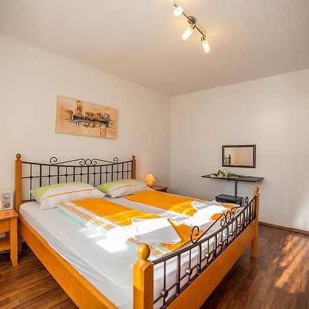 Apartments Kati Оміш Екстер'єр фото