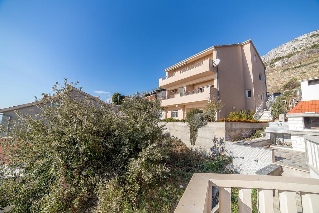 Apartments Kati Оміш Екстер'єр фото